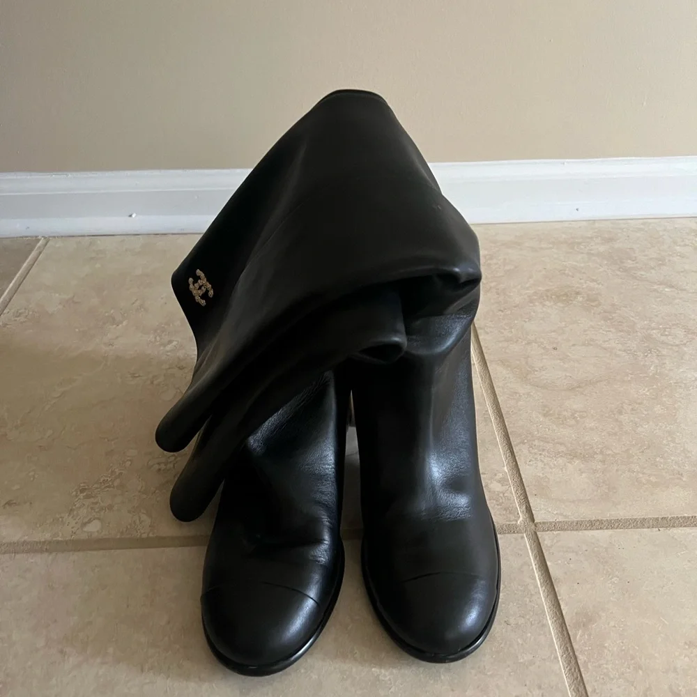 CHANEL Black Leather Heeled Boots - Picture 2 of 13